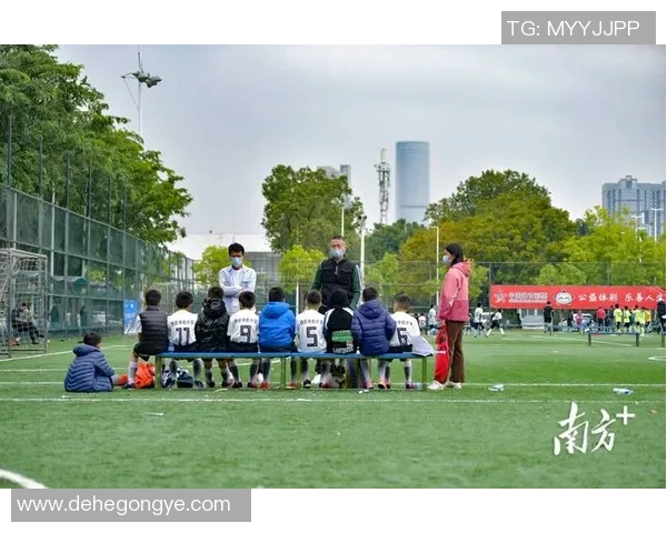 南京足球队与上海足球队赛后复盘分析双方战术意识与表现差异